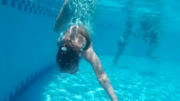 Klein Meisje Duik Bril Zwemmen Zwembad Exotisch Resort Schattig Vrouw — Stockvideo