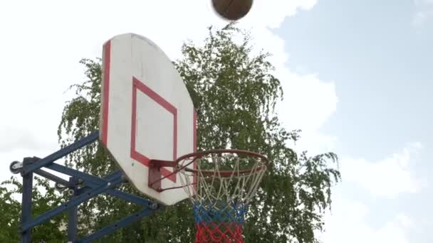 Pelota Baloncesto Perdida Deporte Entrenamiento Aire Libre Jugador Tirar Calle — Vídeos de Stock