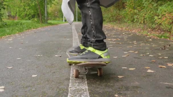 Persona Piernas Pies Monopatín Ciudad Carretera Primer Plano Adolescente Pie — Vídeos de Stock