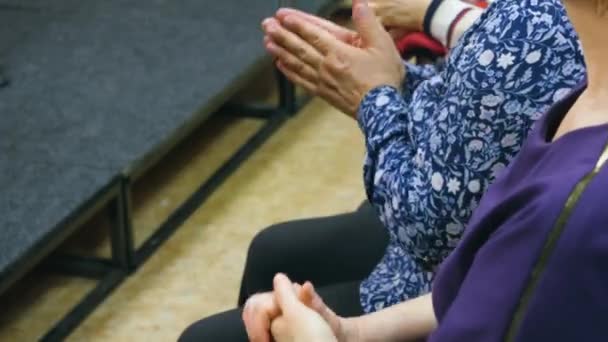Mulheres Estão Aplaudindo Enquanto Sentado Primeira Linha Mãos Close Vista — Vídeo de Stock