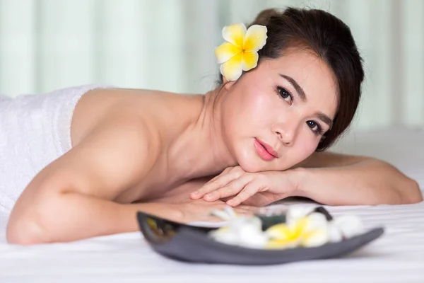 Spa mujer tratamiento de la piel belleza en toalla blanca. Hermosa belleza. — Foto de Stock