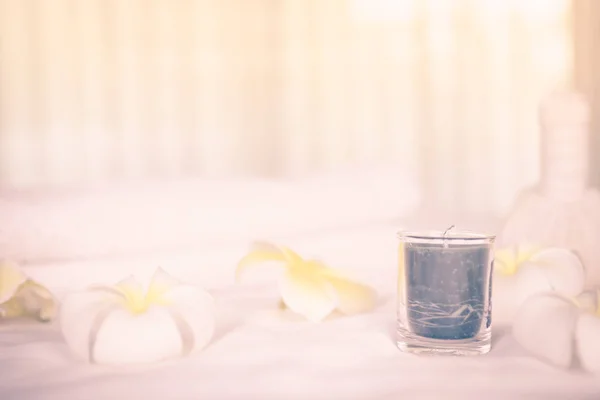 Um conjunto de spa e massagens que incluem uma vela . — Fotografia de Stock