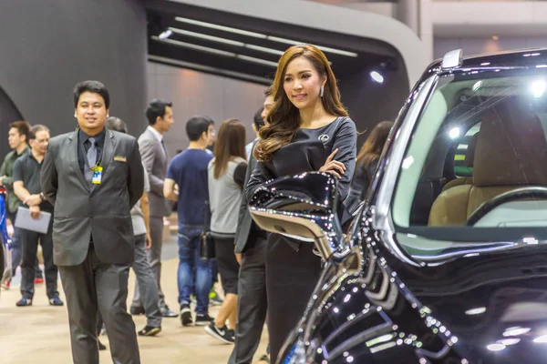 Niet-geïdentificeerde model op de 33nd Thailand International Motor Exp — Stockfoto