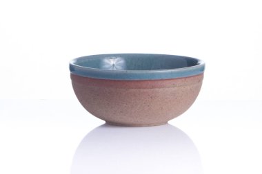 Japon sake bardak ve şişe beyaz zemin üzerine