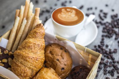 ekmek ve eski ahşap arka plan (ekmek, ekmek, sepet rulo, 