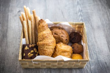 ekmek ve eski ahşap arka plan (ekmek, ekmek, sepet rulo)