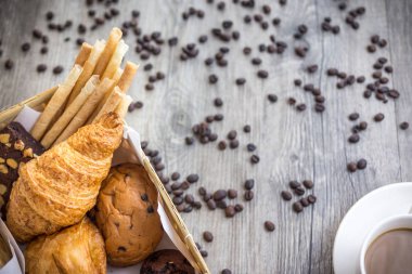 ekmek ve eski ahşap arka plan (ekmek, ekmek, sepet rulo)