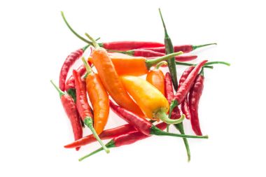 Beyaz bir arka plan üzerinde (biber, kırmızı biber, biber izole biber seti