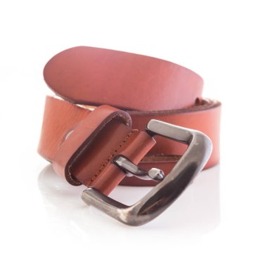 Beyaz arkaplanda izole edilmiş deri kemer