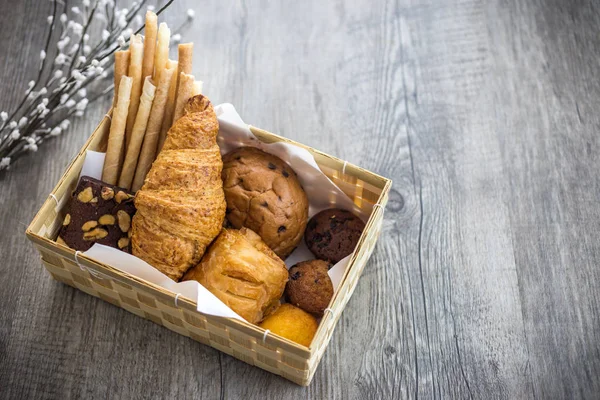 ekmek ve eski ahşap arka plan (ekmek, ekmek, sepet rulo)