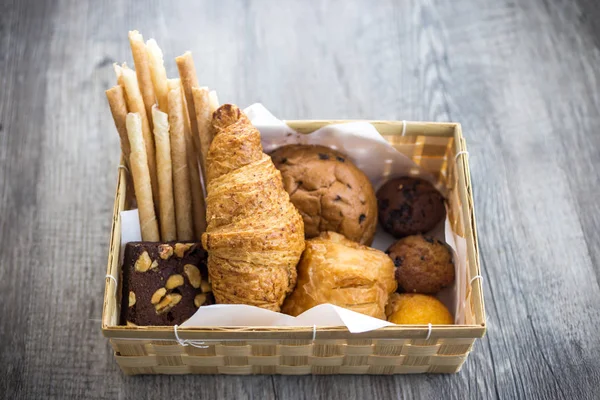 ekmek ve eski ahşap arka plan (ekmek, ekmek, sepet rulo)