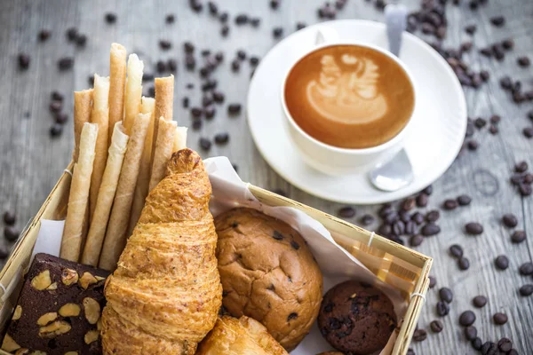 ekmek ve eski ahşap arka plan (ekmek, ekmek, sepet, c üzerinde rulo