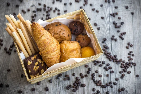 ekmek ve eski ahşap arka plan (ekmek, ekmek, sepet rulo)