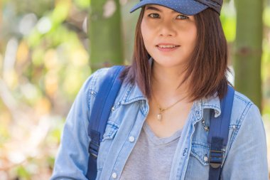 Kırsal kesimde bir harita tutarak sırt çantası kadınla