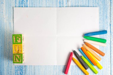 renkli renkli kalemler ile yer için metin, renkli