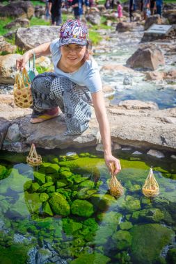 Mineral havuzunda kaynatın yumurta.