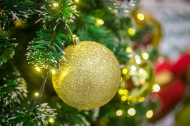 Soyut üzerinde asılı Noel topu arka plan ışıklar