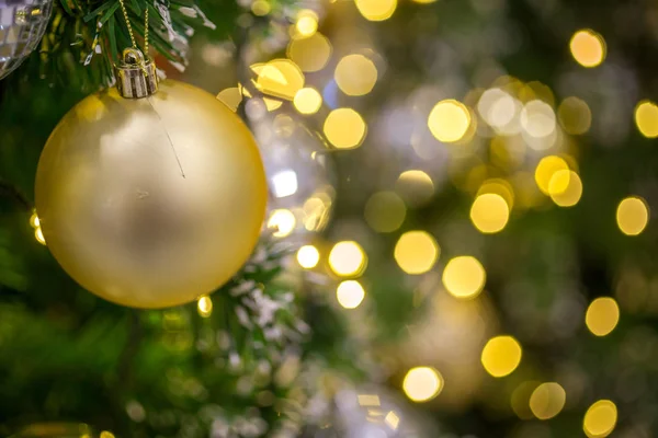 Bola Navidad Colgando Fondo Luces Abstractas — Foto de Stock