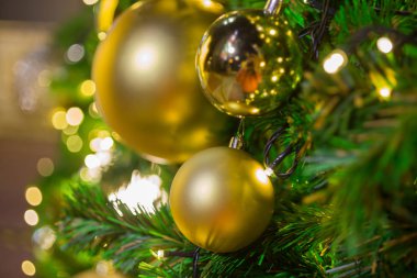 Soyut üzerinde asılı Noel topu arka plan ışıklar