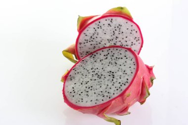 Beyaz arkaplanda Ejder Meyvesi izole