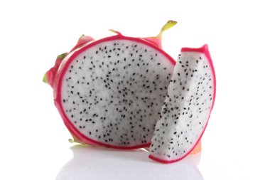 Beyaz arkaplanda Ejder Meyvesi izole