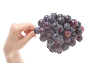 Beyaz arkaplanda kırmızı üzüm izole edildi