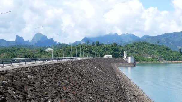 Barrage Lanscape Avec Vue Sur Montagne — Video