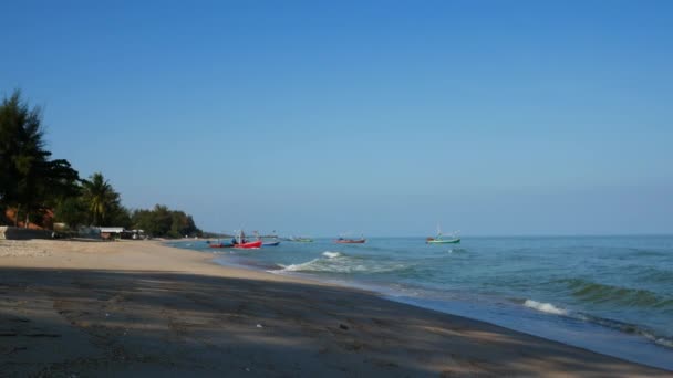 Tayland Güneyindeki Sahilde Deniz Dalgaları — Stok video