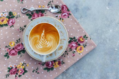 Üst manzara kapuçino kahvesi beyaz arka planda izole edilmiş.