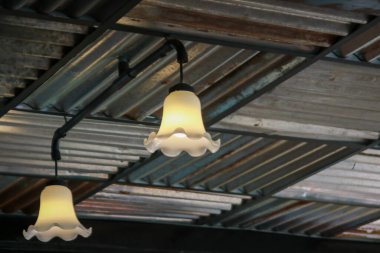 Tavana asılan lambalar Vintage tarzına uygun olarak tasarlandı.