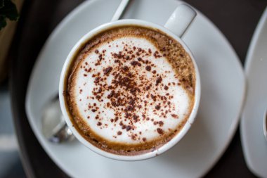 Masa örtüleri üzerinde kapuçino kahvesi.