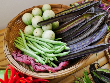 Sepetteki sebzeleri yakın.