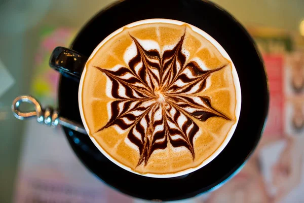 Vista Superior Café Latte Copo Grama Mesa — Fotografia de Stock