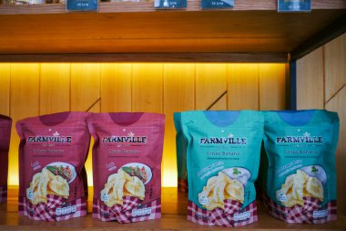 Bangkok, Tayland - 20 Eylül 2019: Tayland 'daki Amezon Kafe Ünlü Şubeleri ve Amezon ürünleri Bangkok, Tayland' daki raflarda.