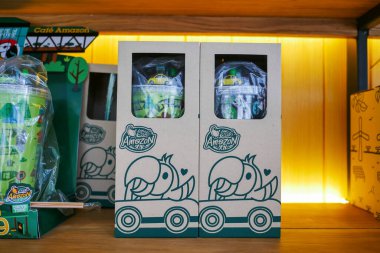 Bangkok, Tayland - 20 Eylül 2019: Tayland 'daki Amezon Kafe Ünlü Şubeleri ve Amezon ürünleri Bangkok, Tayland' daki raflarda.