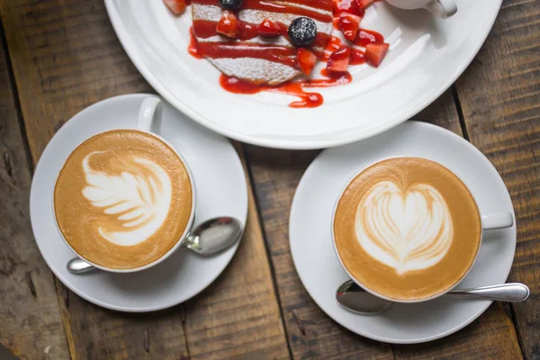 木製テーブルの上のカプチーノコーヒーのトップビュー背景 — ストック写真