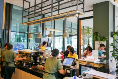 Bangkok, Tayland - Eylül 2019 İnsanlar Bangkok, Tayland 'daki Kafe Amazon' da öğle yemeği molası veriyor. Amazon kafe çok güzel bir yer..
