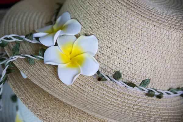 Strohoed Versierd Met Touw Wijnstokken Witte Bloemen — Stockfoto