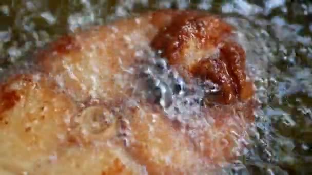 把油炸鱼放在沸腾的油中 — 图库视频影像