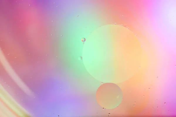 液体中の泡のトップビューの動き 油面多色の背景 カラフルな泡の素晴らしい構造 水の上に浮かぶ油滴のカラフルな芸術的イメージ — ストック写真