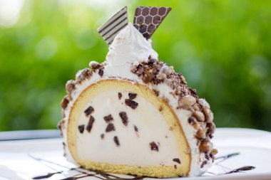 Tabakta çikolatalı dondurma.