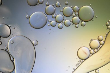 Suyun üzerinde yüzen yağ damlasının renkli sanatçısı.