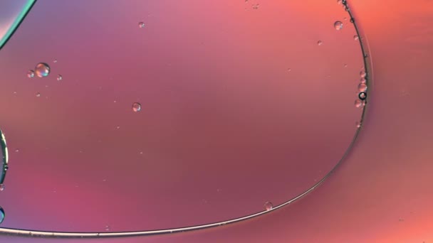 Coloré artistique de goutte d'huile flottant sur l'eau.