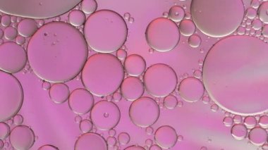 Suyun üzerinde yüzen yağ damlasının renkli sanatçısı.