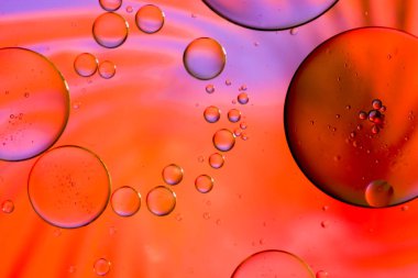 Suyun üzerinde yüzen yağ damlasının renkli sanatçısı.