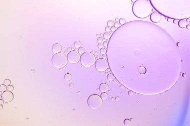 Suda yüzen yağ damlasının renkli bir sanatçısı. Arkaplan için Pastel renk kabarcığı.