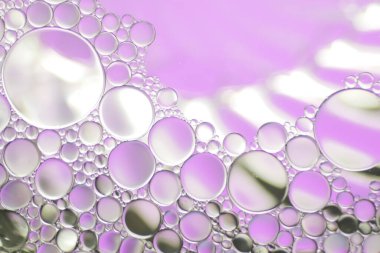 Suyun üzerinde yüzen yağ damlasının renkli sanatçısı.