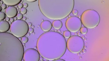 Suyun üzerinde yüzen yağ damlasının renkli sanatçısı.