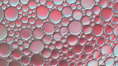 Suyun üzerinde yüzen yağ damlasının renkli sanatçısı.