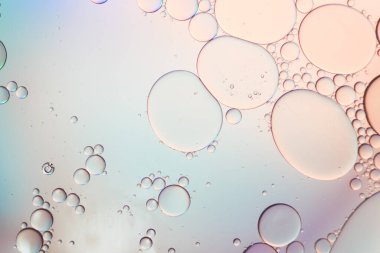 Suda yüzen yağ damlasının renkli bir sanatçısı. Arkaplan için Pastel renk kabarcığı.